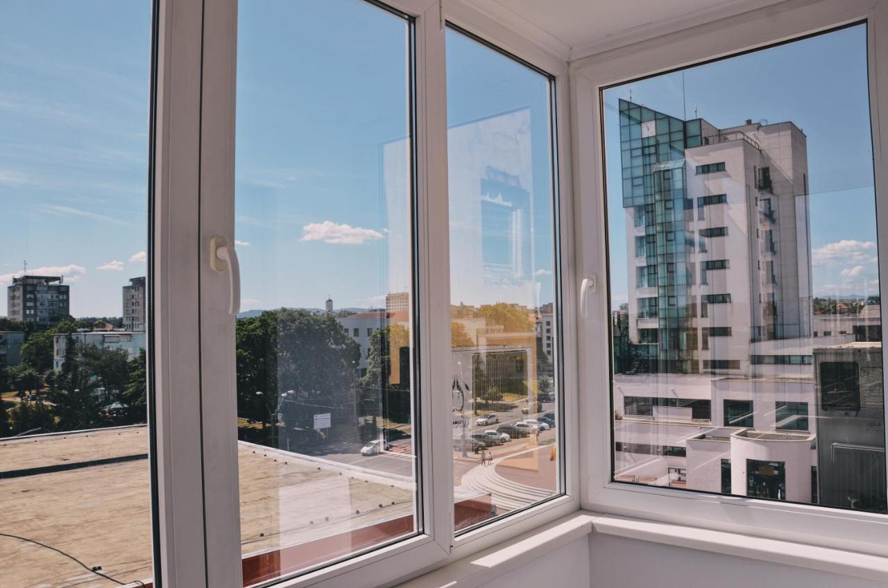 Central Park Studio Онешти Экстерьер фото